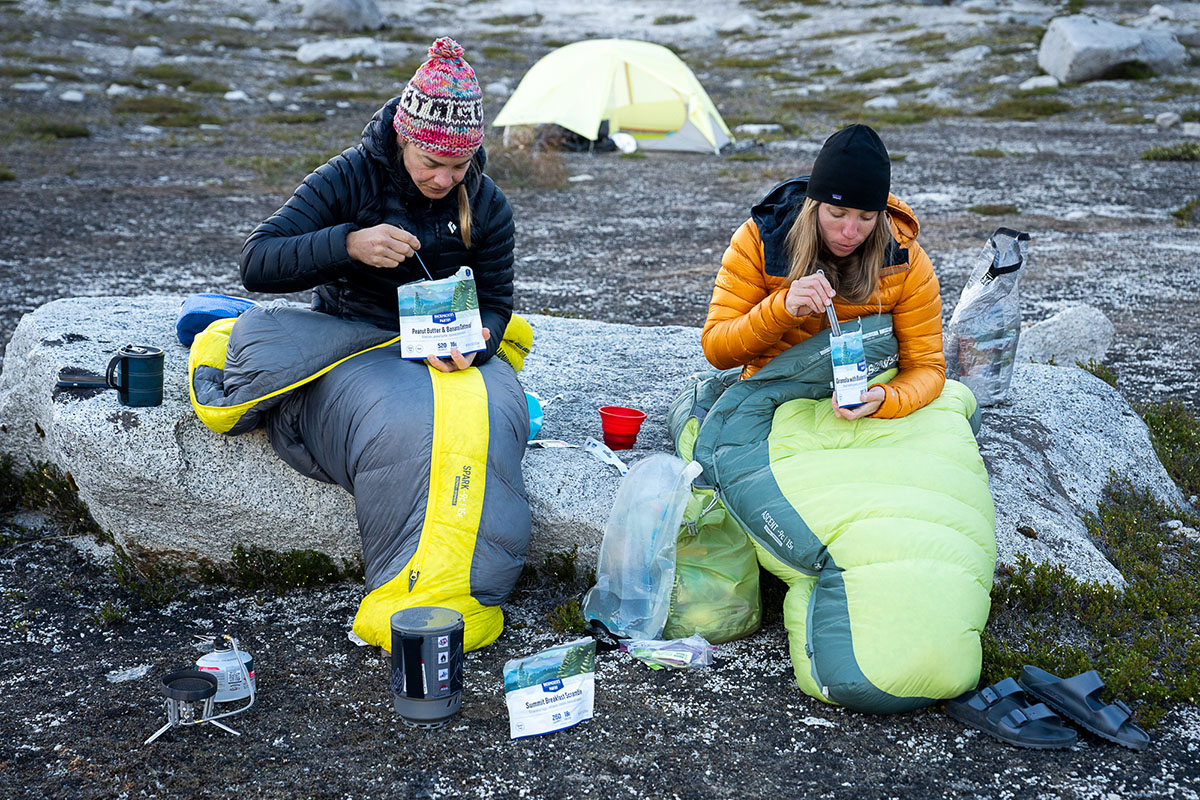 Women's down jackets (eating breakfast with sleeping bags)